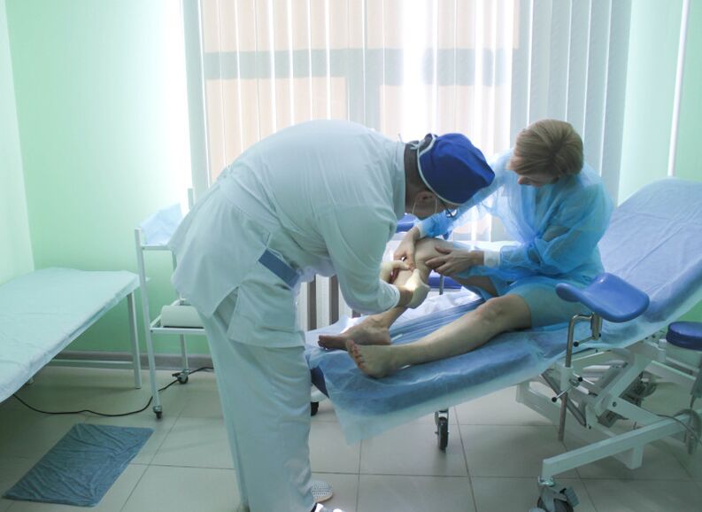 Un cirurxián examina as veas dun paciente antes de realizar a cirurxía.